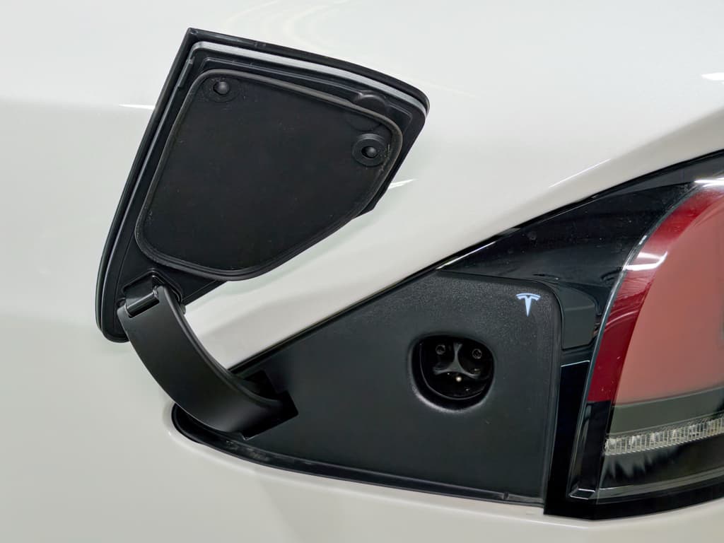 2025 Tesla Model X view 5