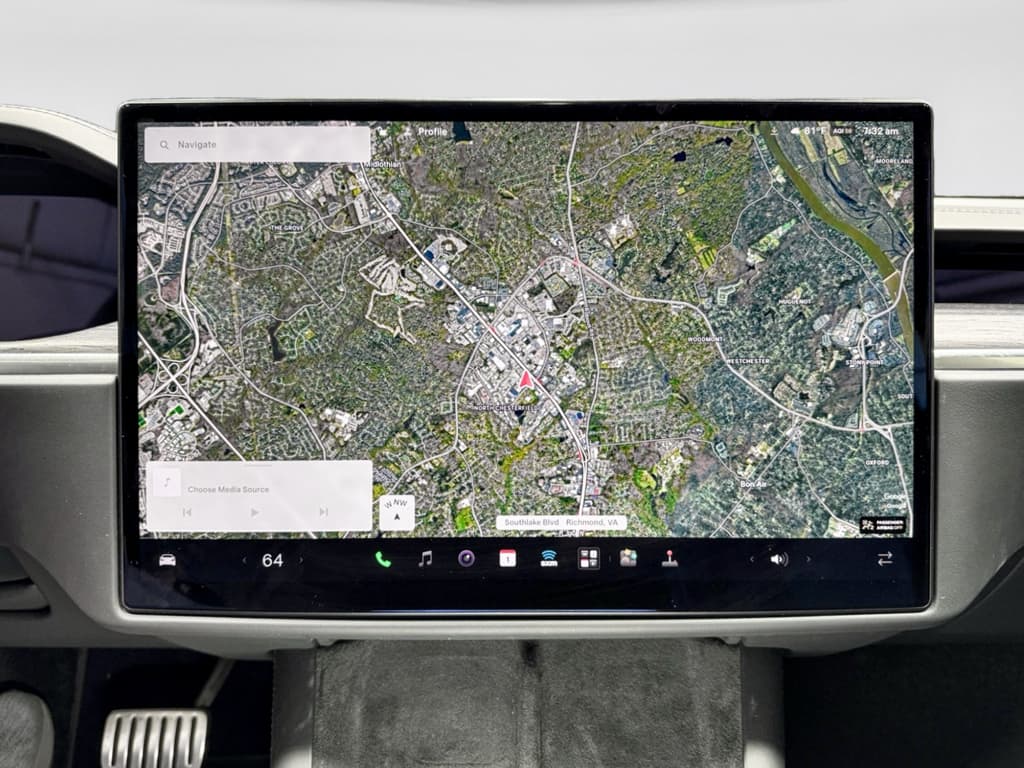 2022 Tesla Model S view 10