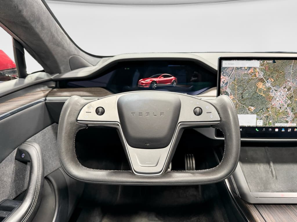 2022 Tesla Model S view 8