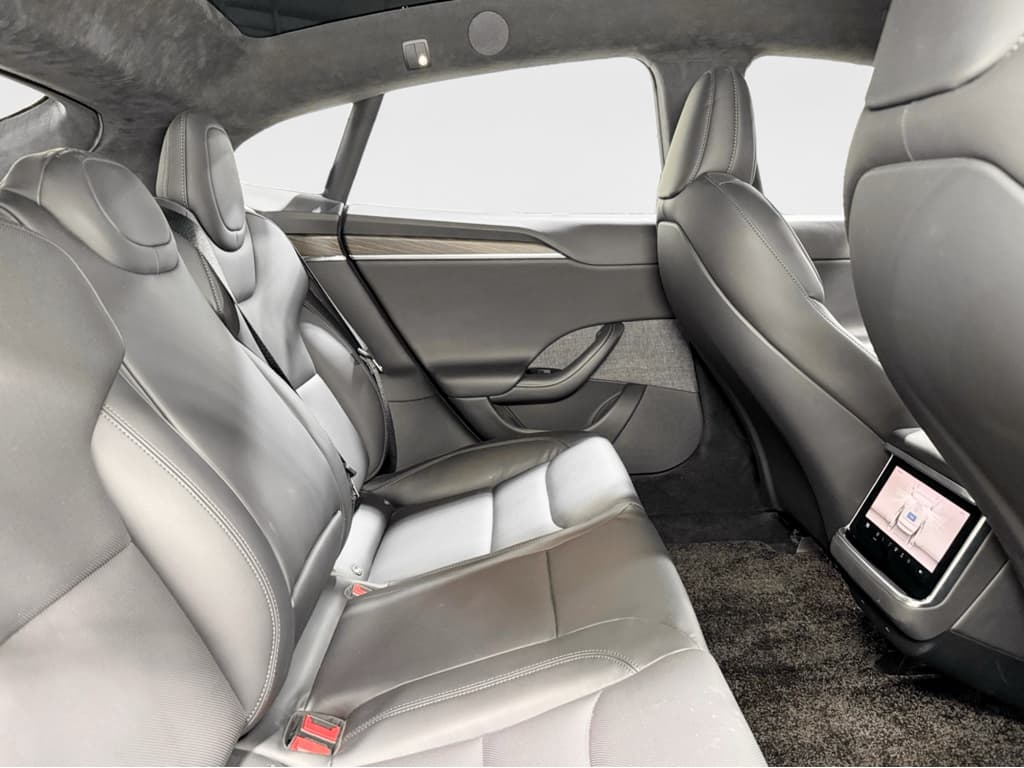 2022 Tesla Model S view 22
