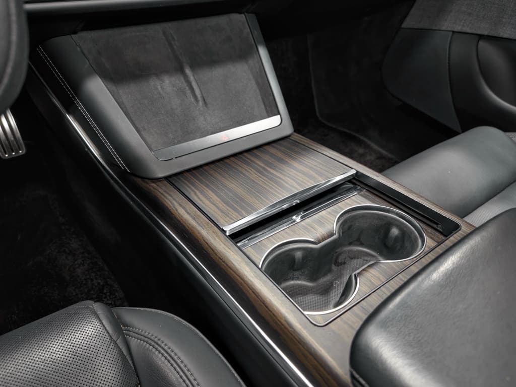 2022 Tesla Model S view 19
