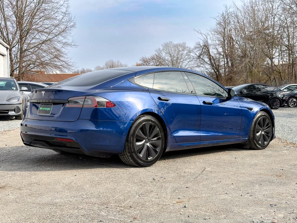 2022 Tesla Model S view 3