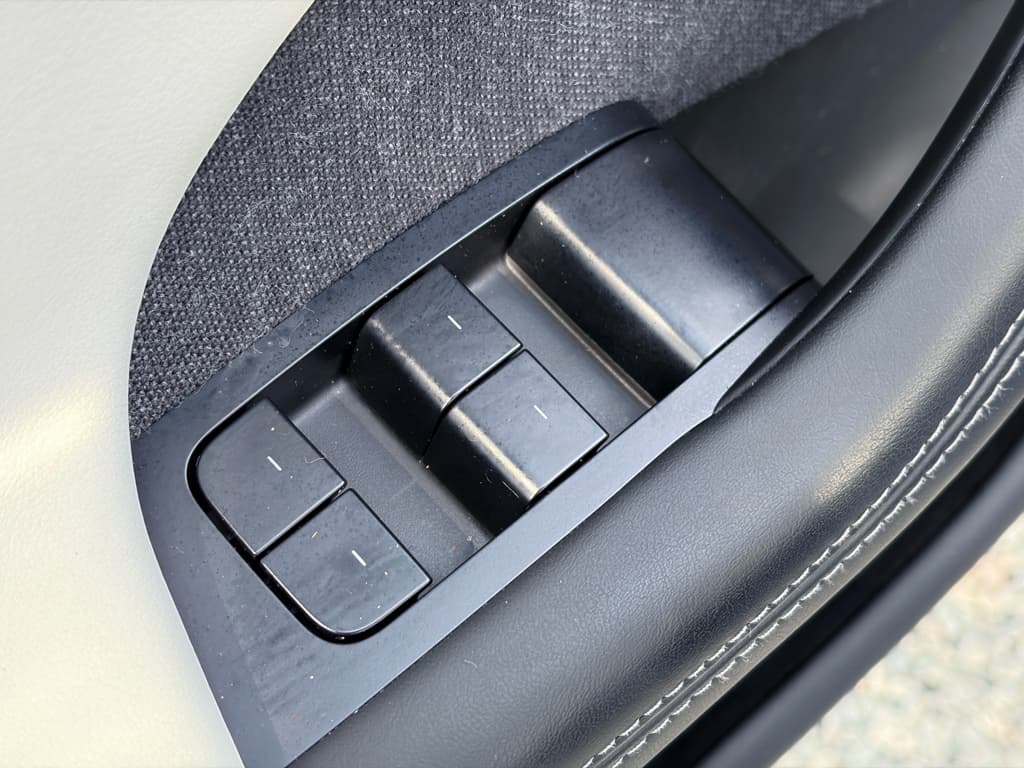 2022 Tesla Model S view 7