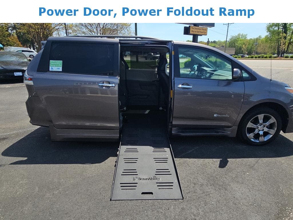 2014 Toyota Sienna view 6