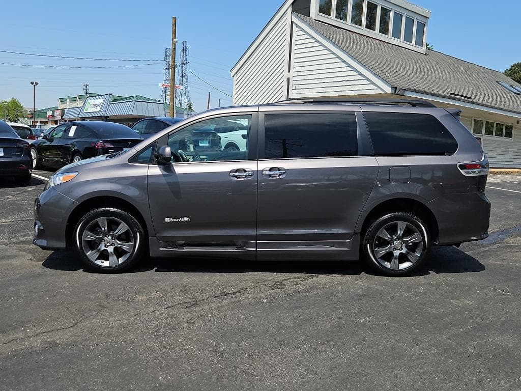 2014 Toyota Sienna view 2
