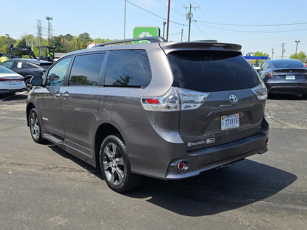2014 Toyota Sienna view 3