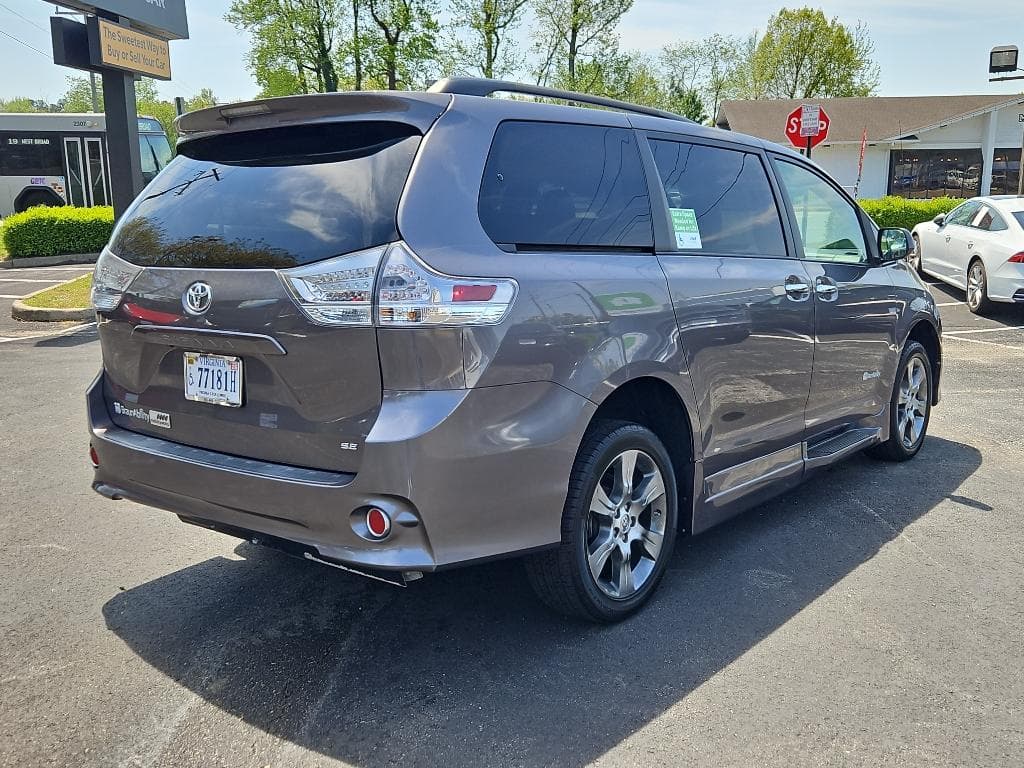 2014 Toyota Sienna view 4