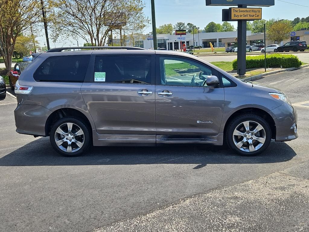 2014 Toyota Sienna view 5