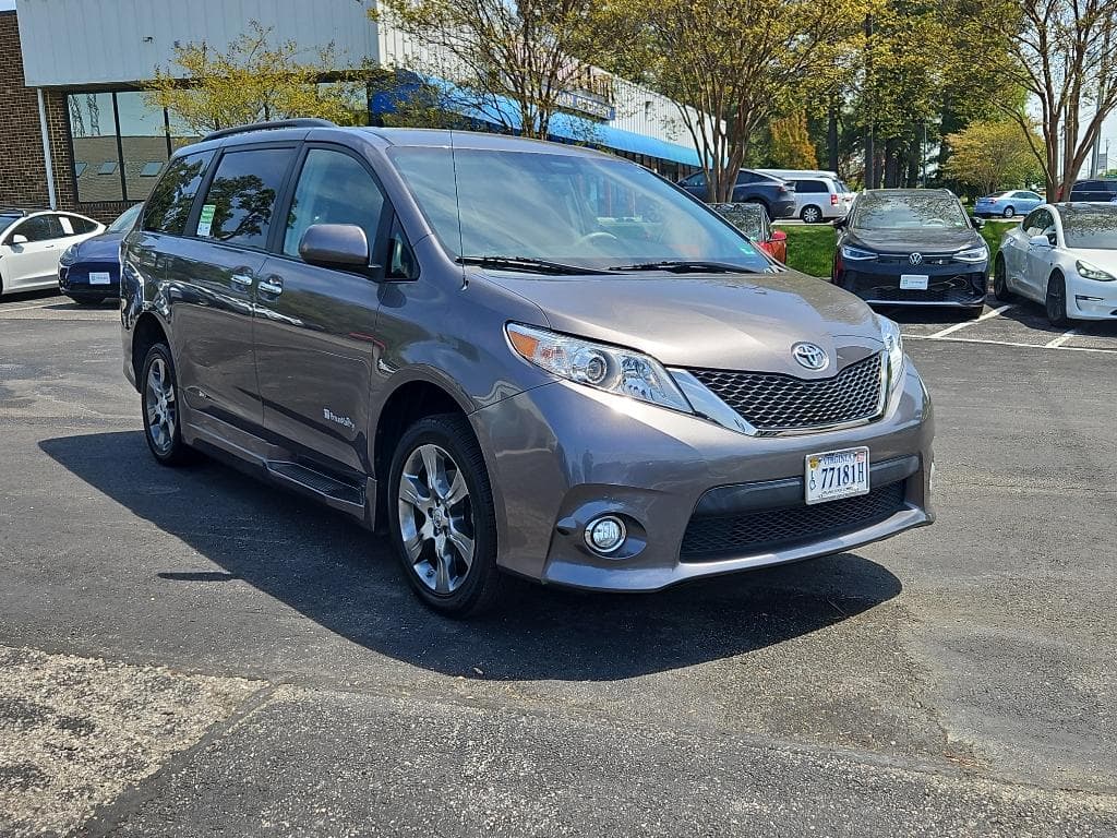 2014 Toyota Sienna view 7