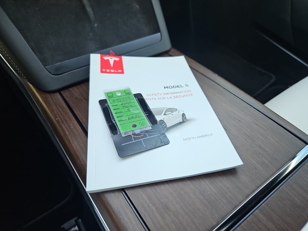 2022 Tesla Model S view 19