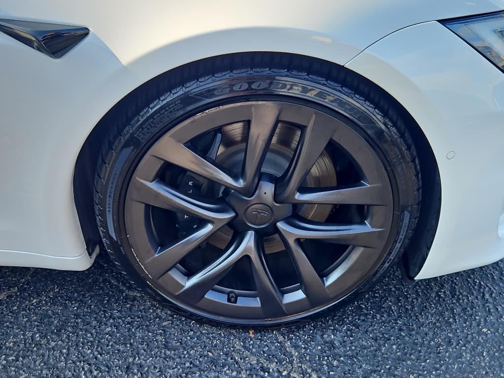 2022 Tesla Model S view 32