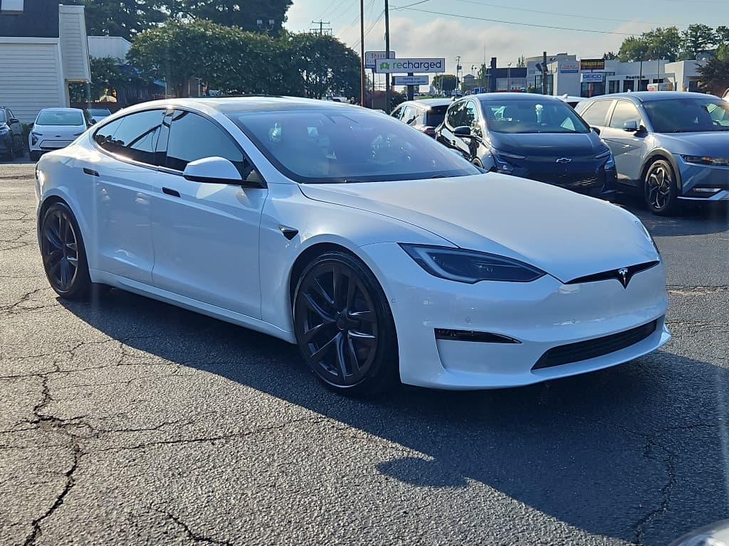 2022 Tesla Model S view 4
