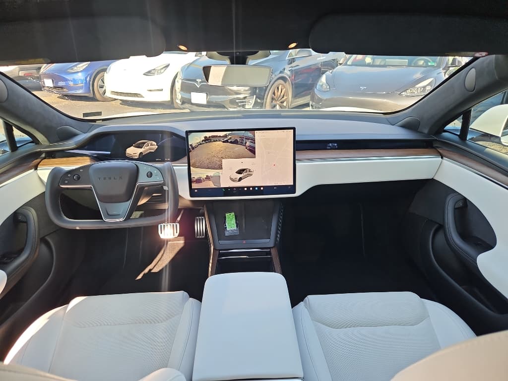 2022 Tesla Model S view 14