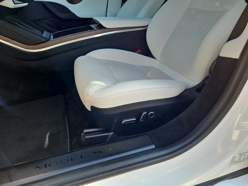 2022 Tesla Model S view 7