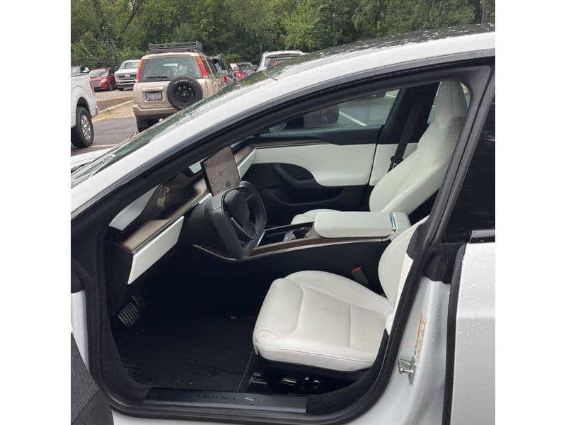 2022 Tesla Model S view 5