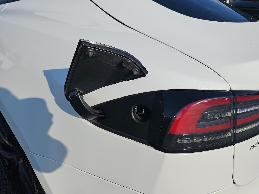2022 Tesla Model S view 5