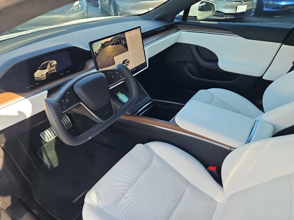 2022 Tesla Model S view 15