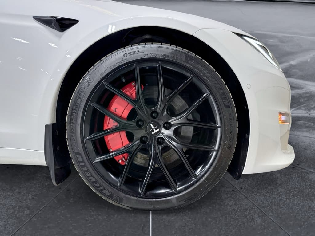 2022 Tesla Model S view 34