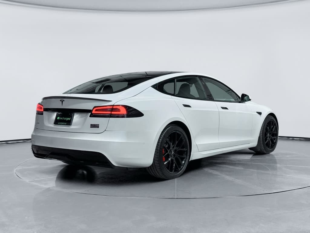 2022 Tesla Model S view 3