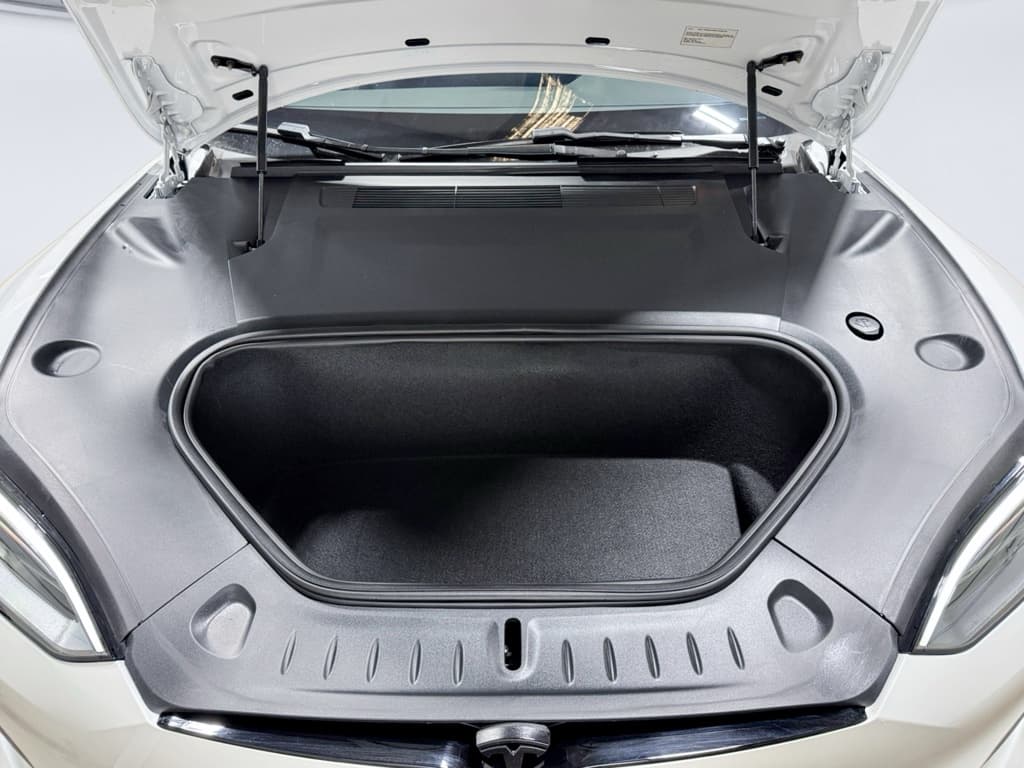 2022 Tesla Model S view 24