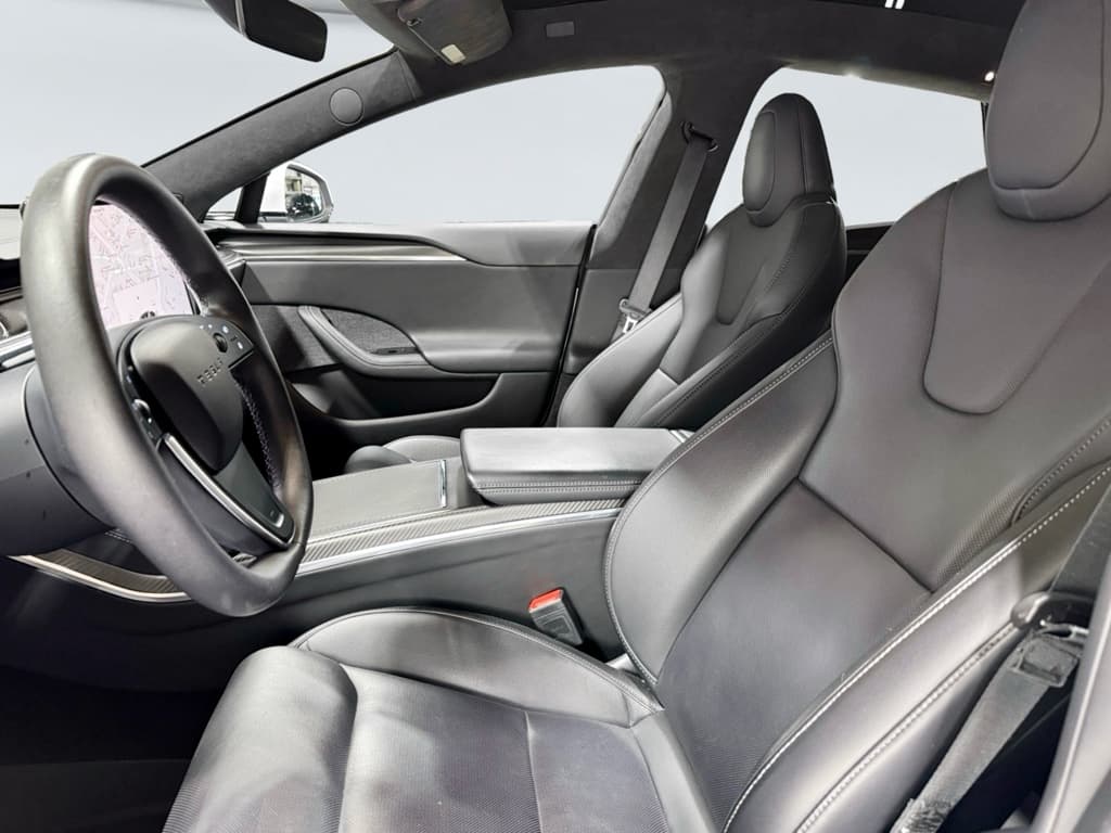 2022 Tesla Model S view 16