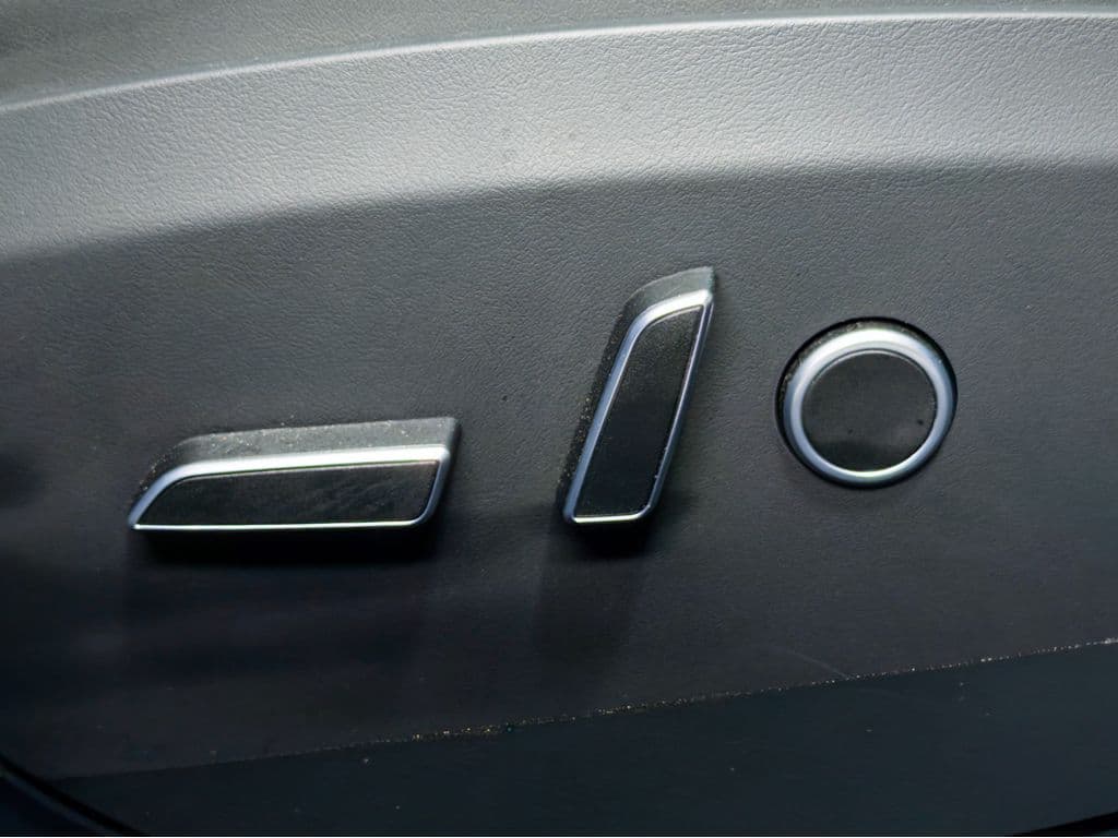 2022 Tesla Model S view 6