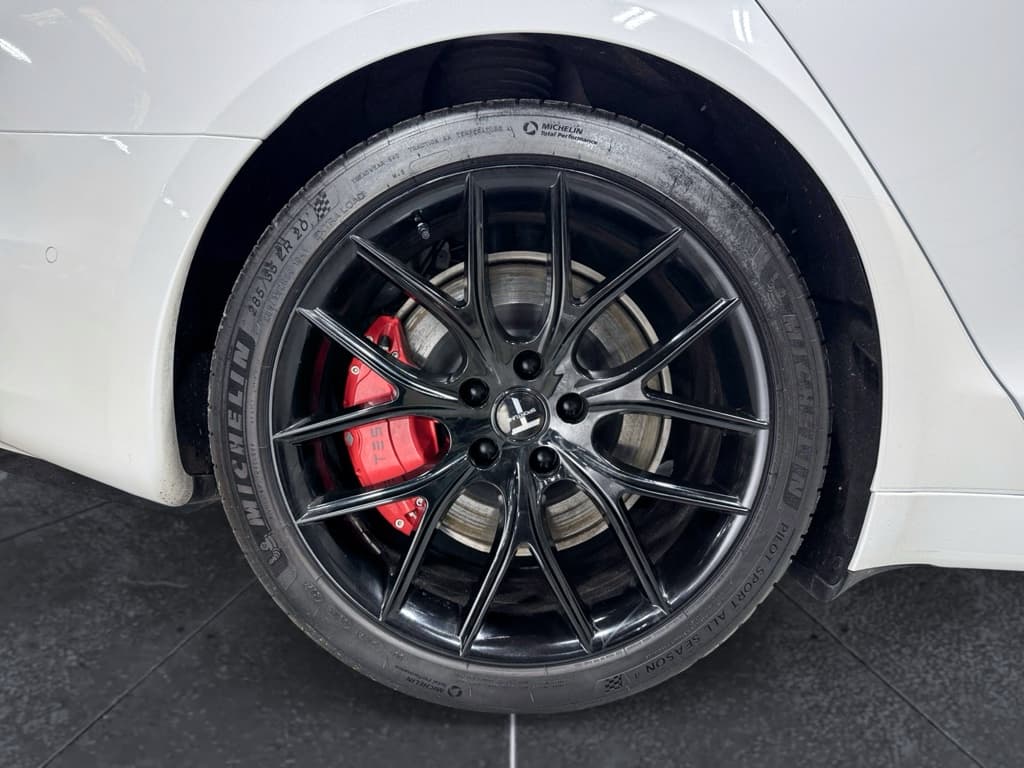 2022 Tesla Model S view 36