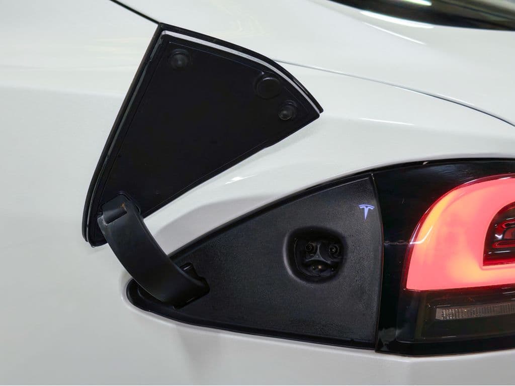 2022 Tesla Model S view 5