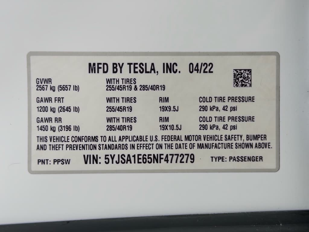 2022 Tesla Model S view 28