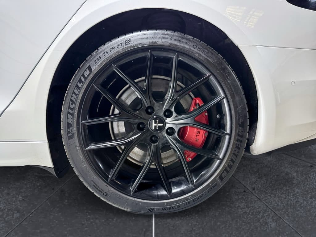 2022 Tesla Model S view 32