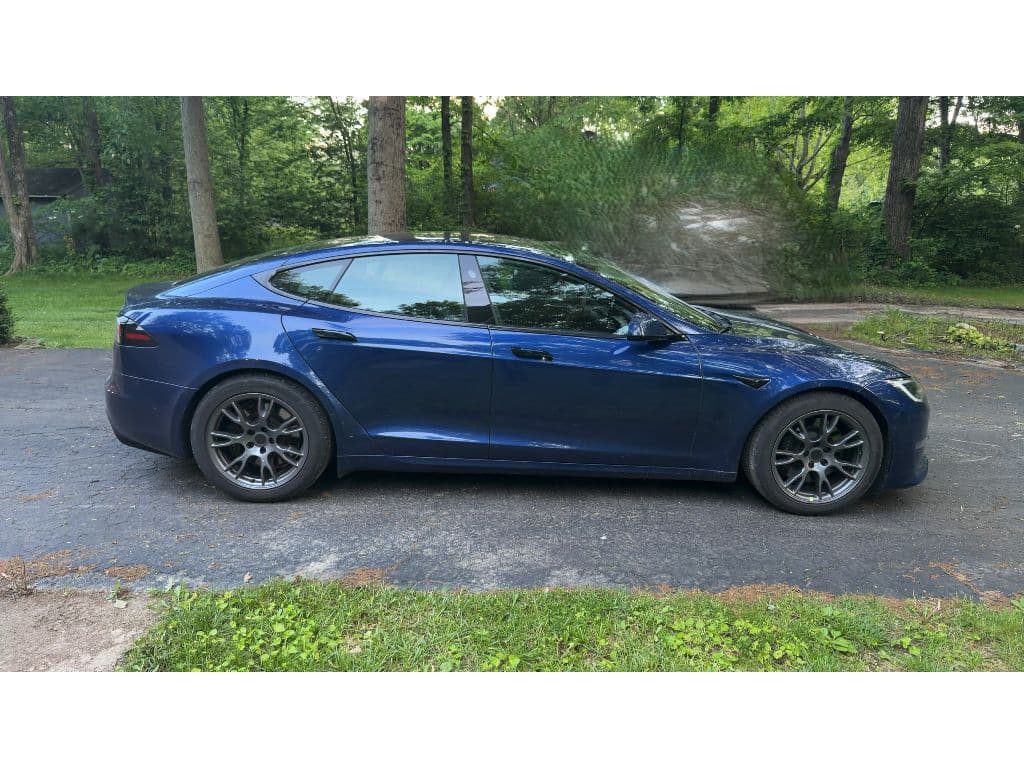2022 Tesla Model S view 3