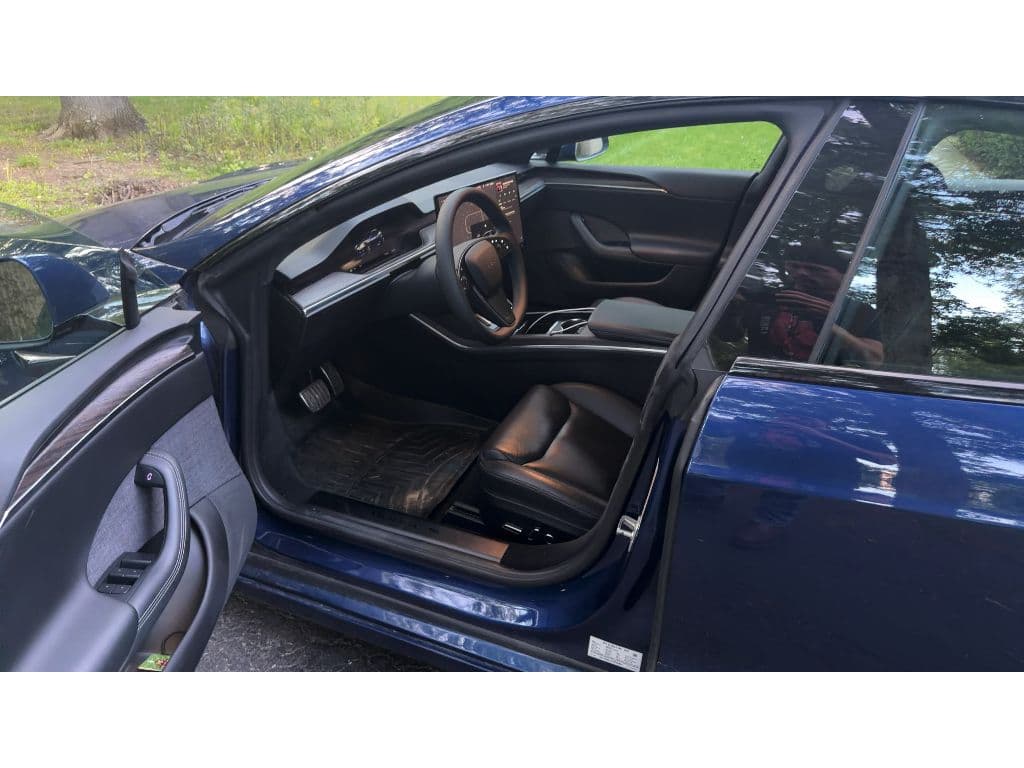 2022 Tesla Model S view 5