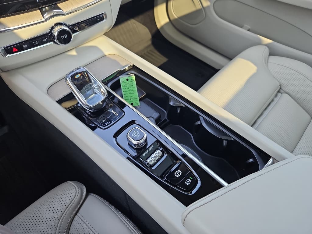 2020 Volvo XC60 view 31