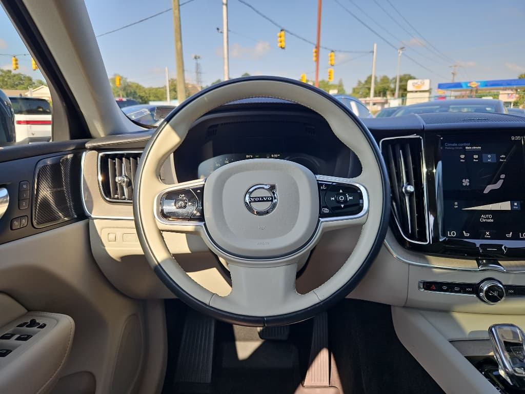 2020 Volvo XC60 view 20