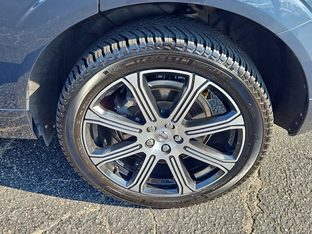 2020 Volvo XC60 view 9