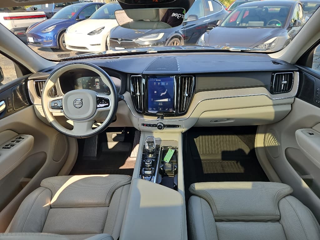 2020 Volvo XC60 view 19