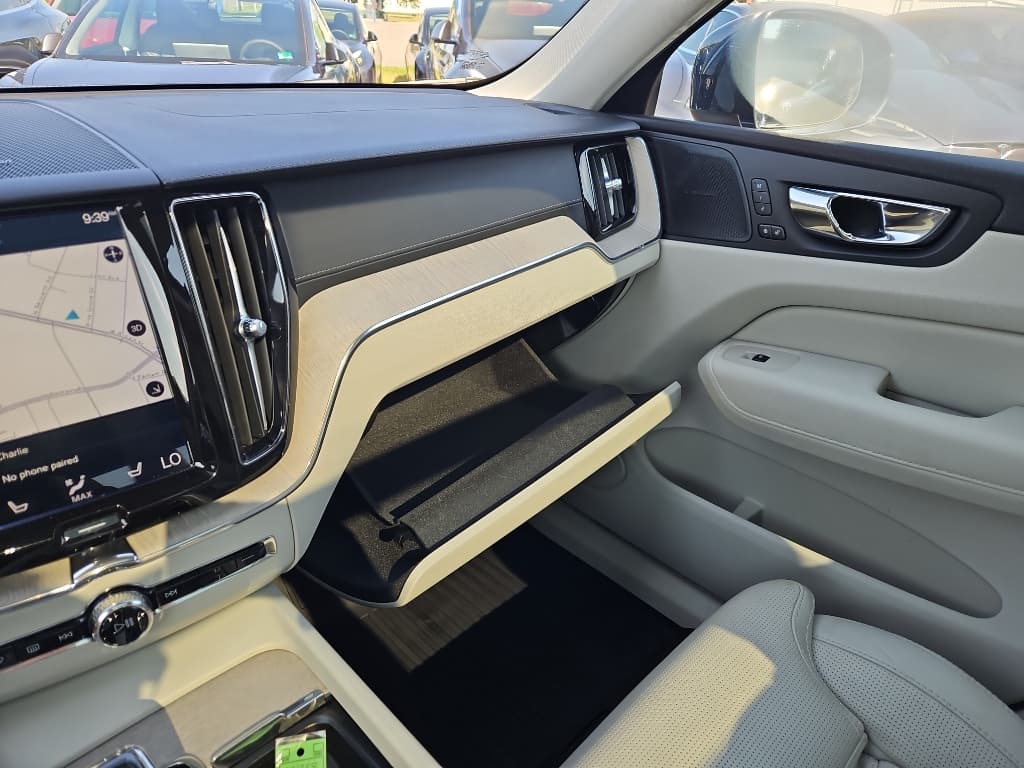 2020 Volvo XC60 view 33