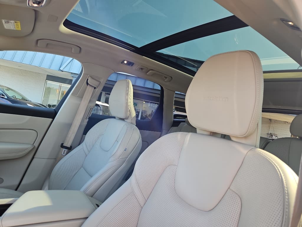 2020 Volvo XC60 view 18