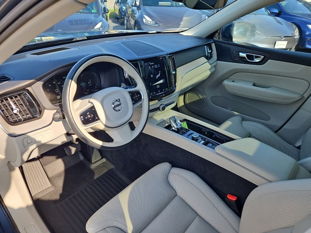 2020 Volvo XC60 view 17