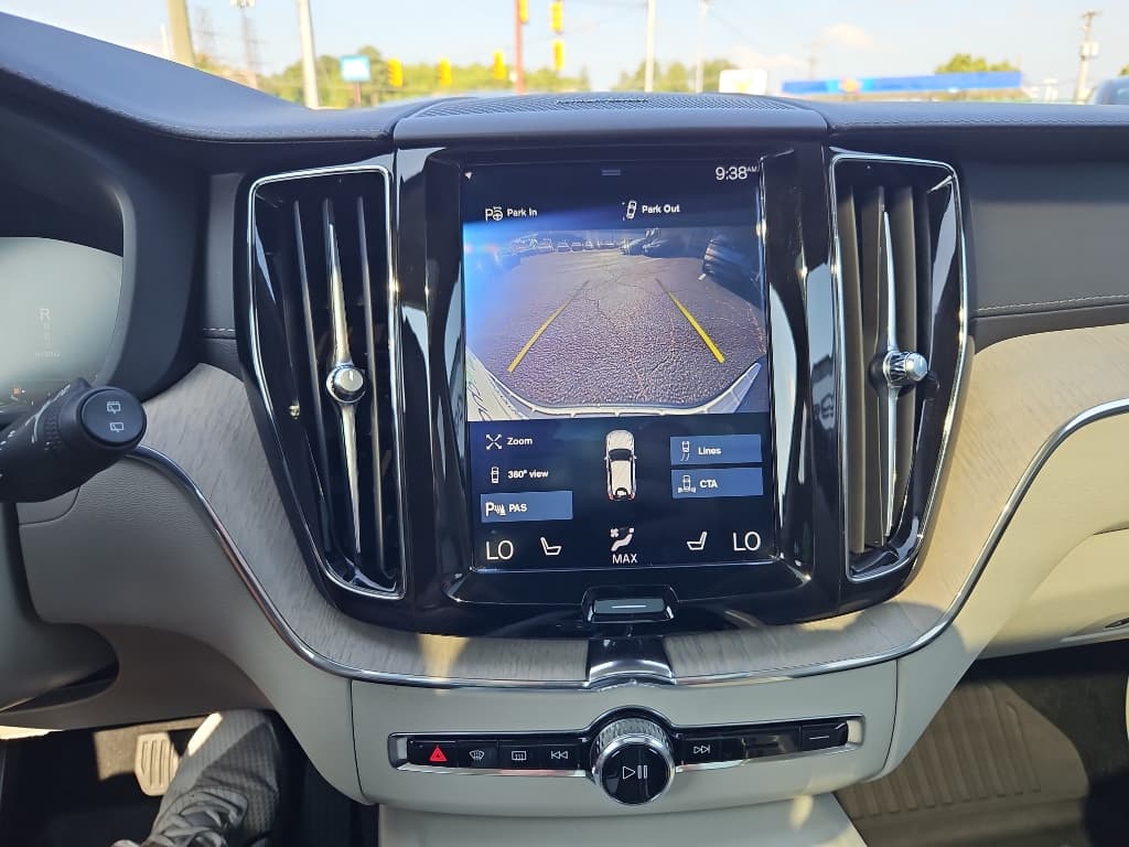 2020 Volvo XC60 view 28
