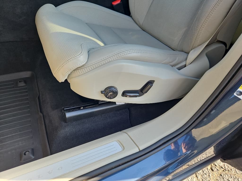 2020 Volvo XC60 view 16