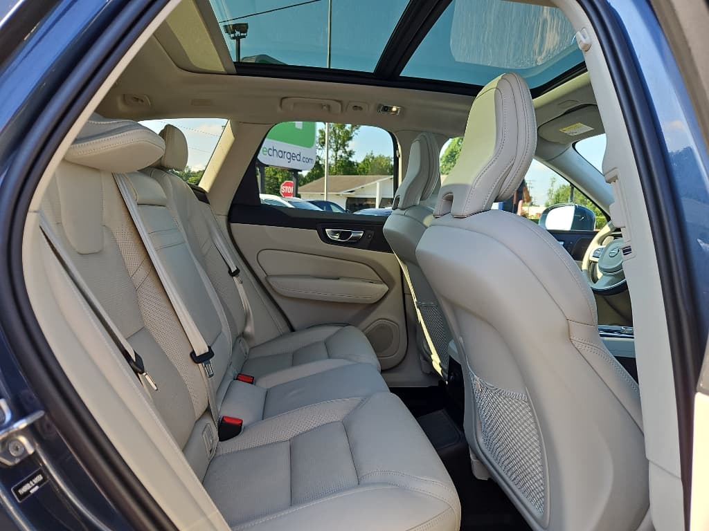 2020 Volvo XC60 view 23