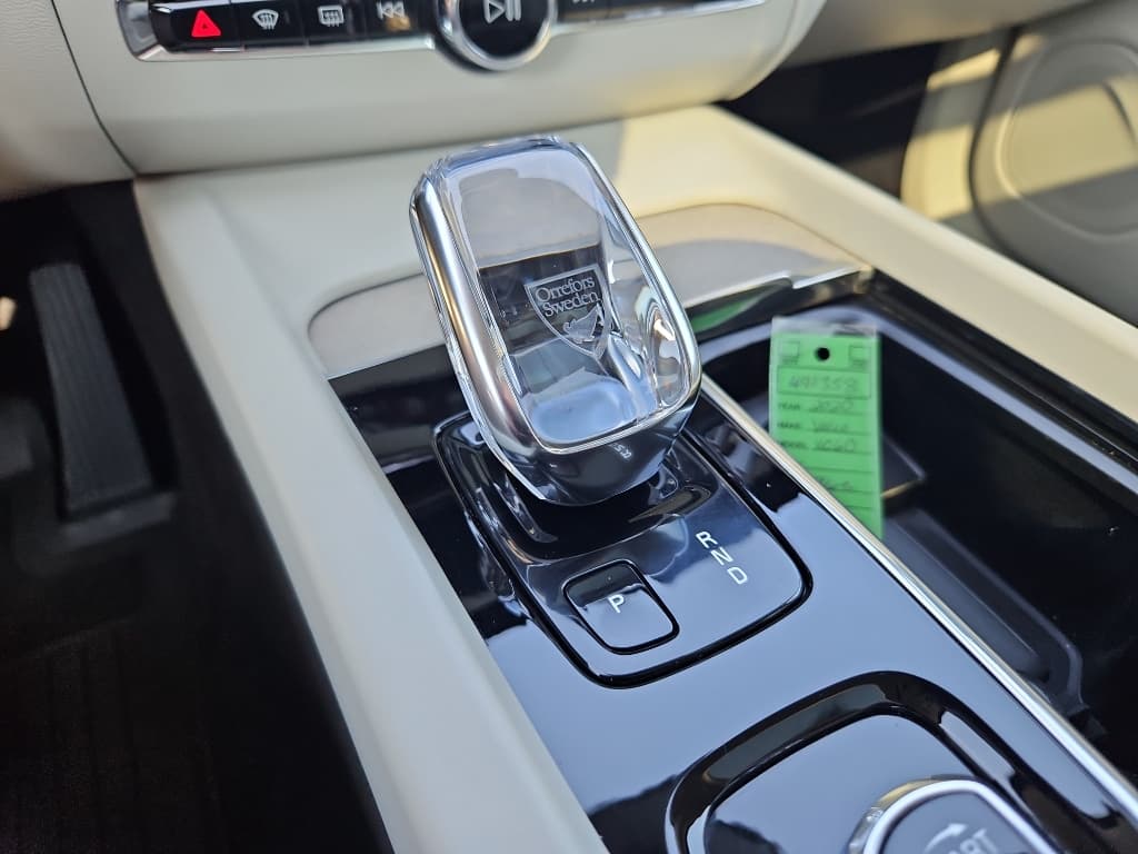 2020 Volvo XC60 view 32