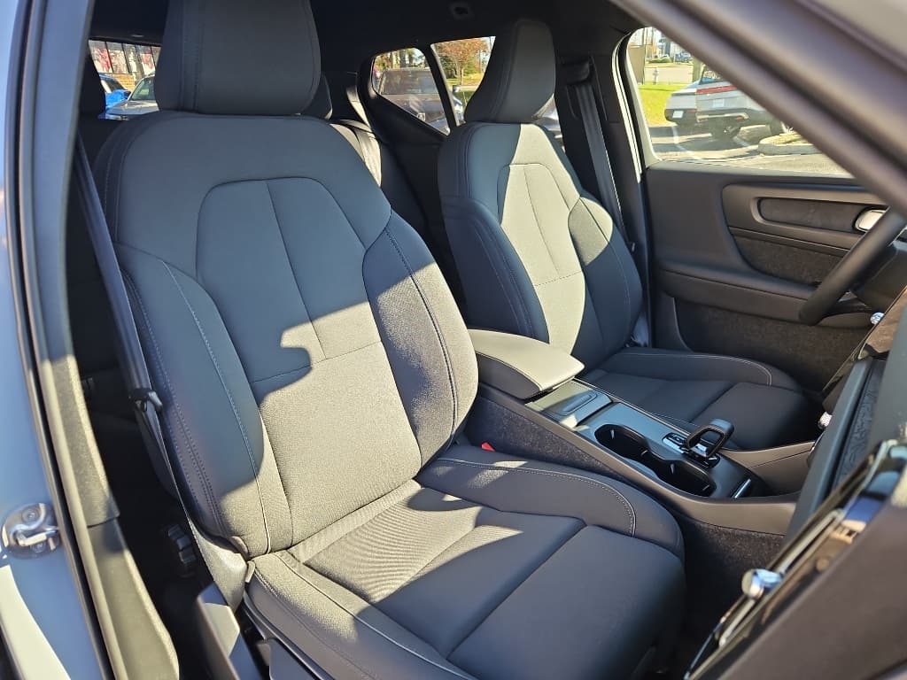 2025 Volvo EX40 view 15