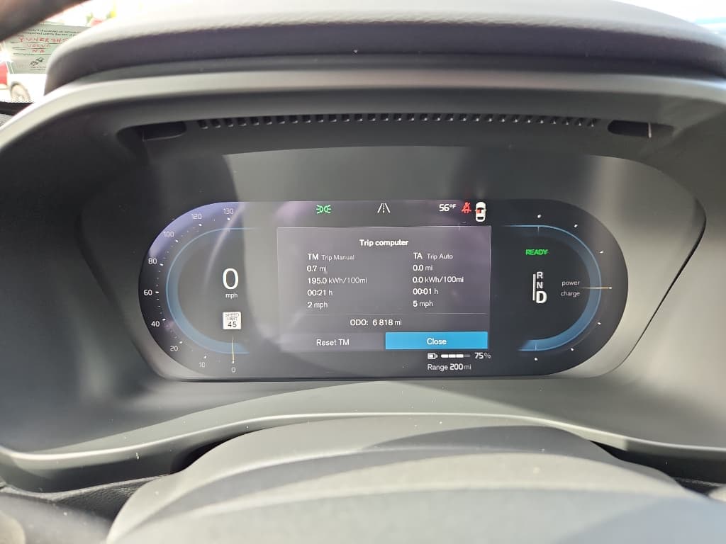 2025 Volvo EX40 view 9