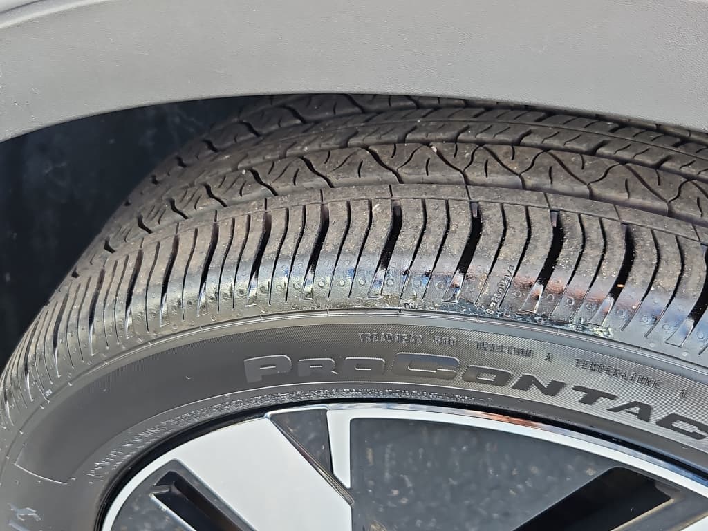 2025 Volvo EX40 view 33