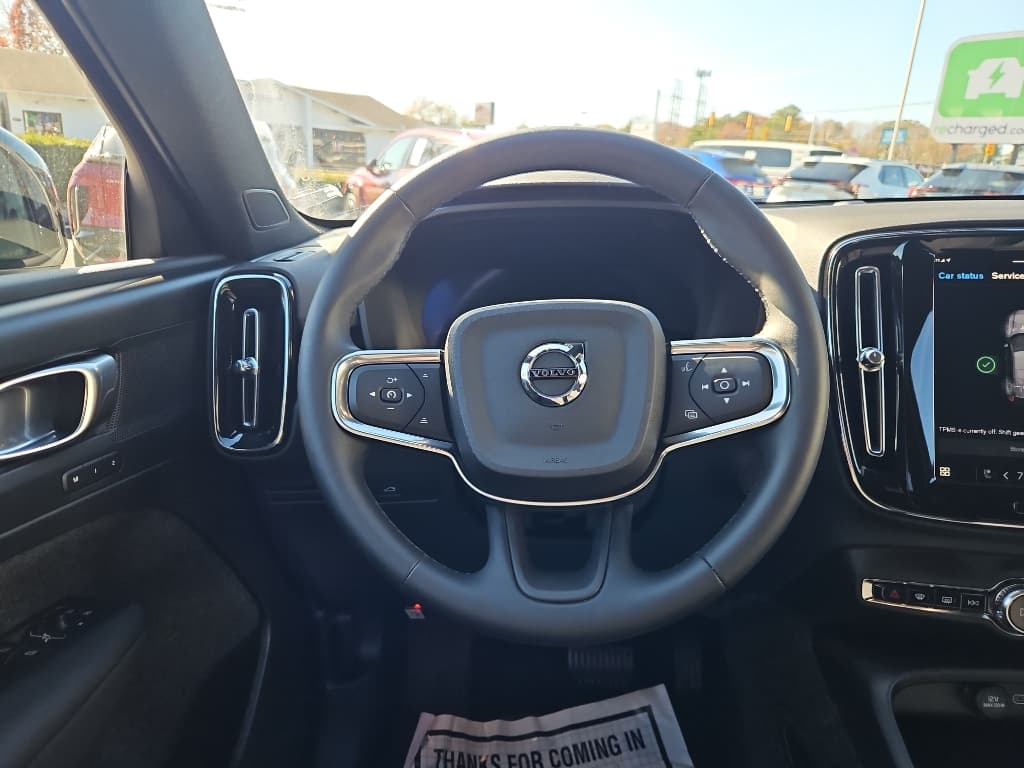 2025 Volvo EX40 view 10