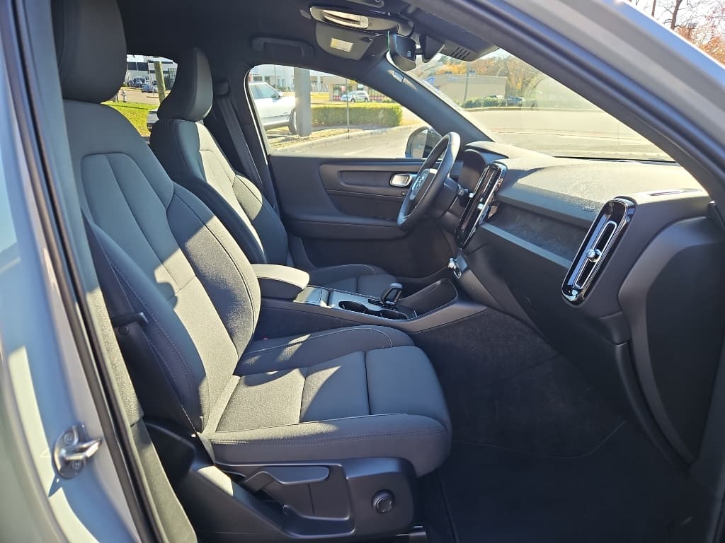 2025 Volvo EX40 view 14