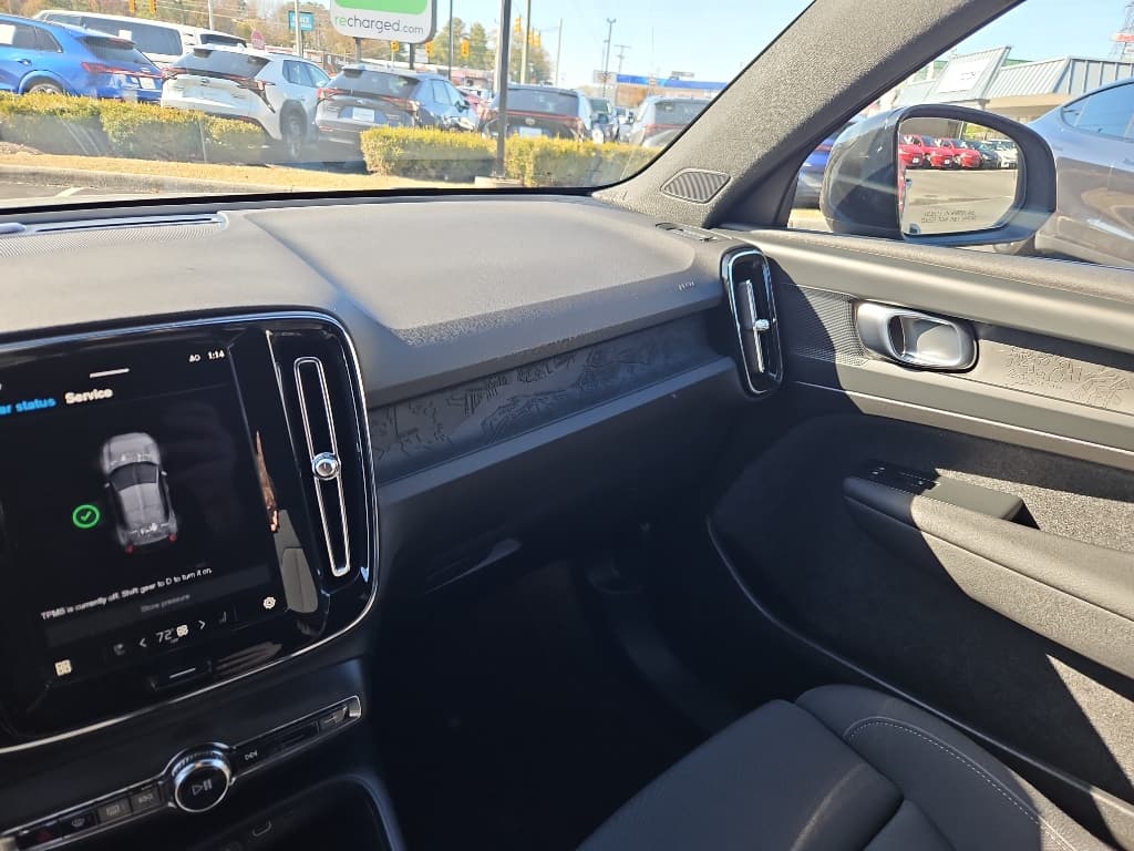 2025 Volvo EX40 view 11