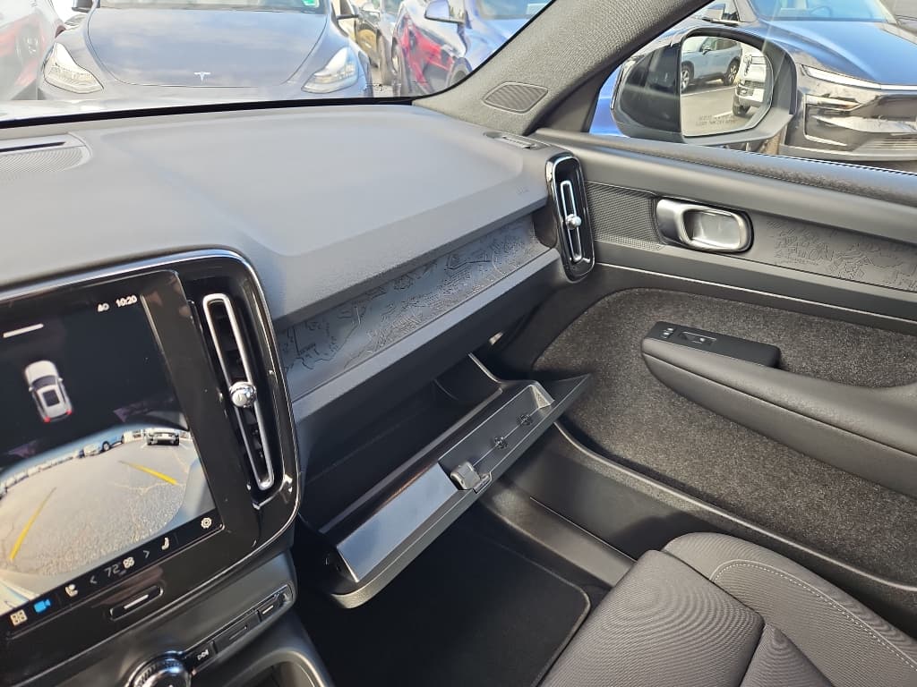 2025 Volvo EX40 view 17